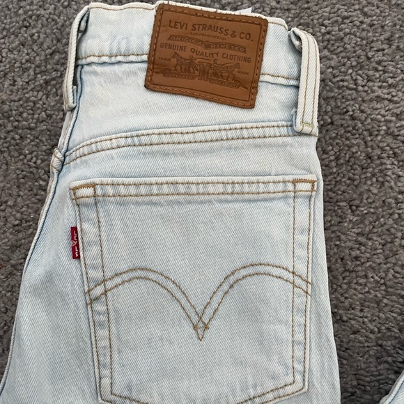 Levi’s wedgie light wash jeans - Picture 2 of 5
